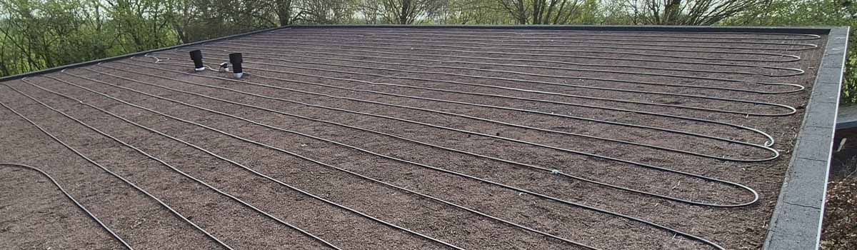Druppelslang op hellend groen dak